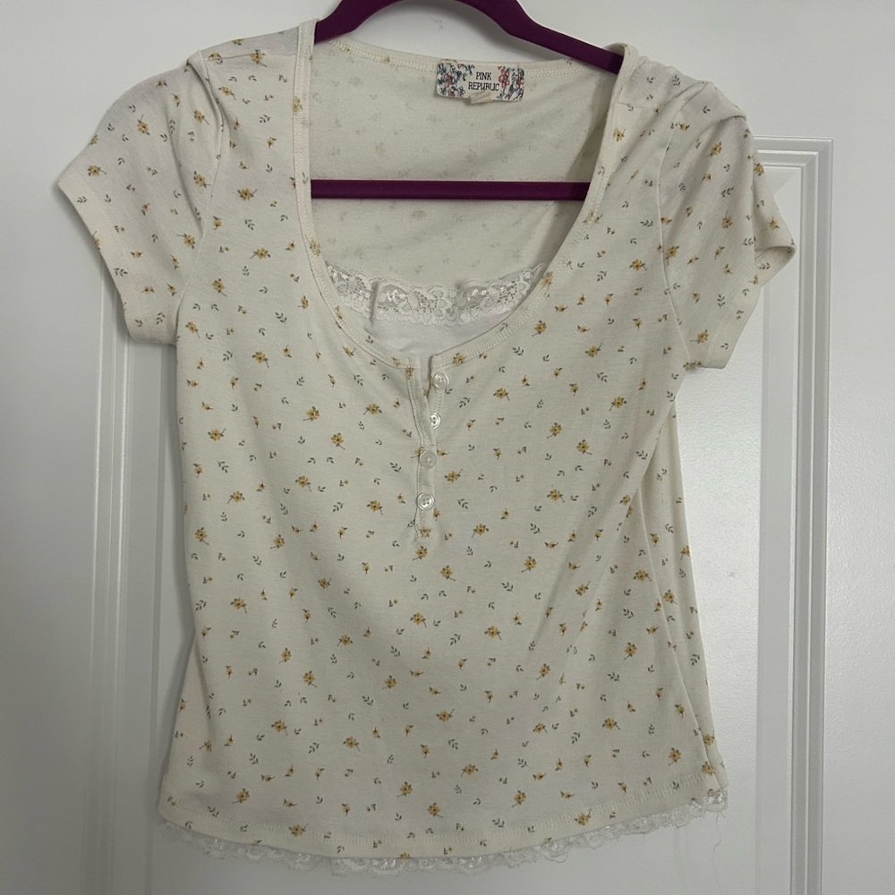 Pink Republic Cream Floral Short Sleeve Tee